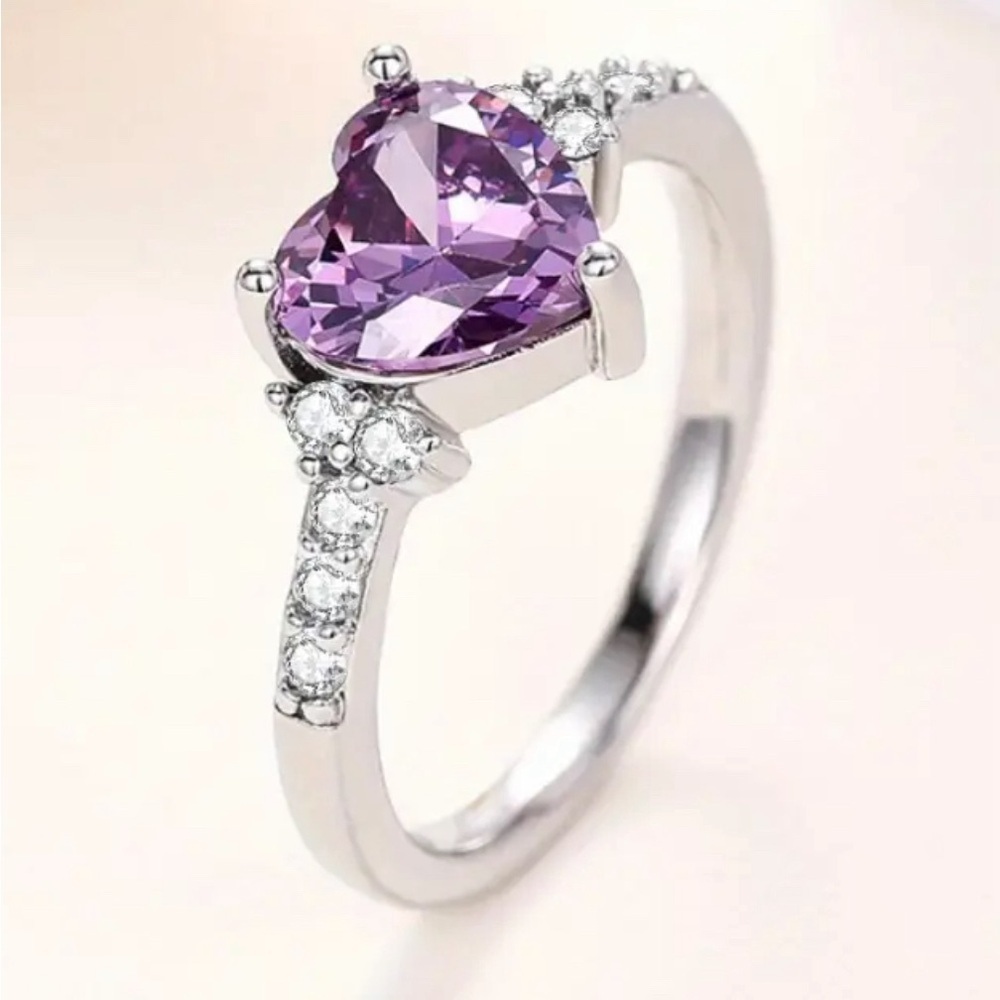 Gorgeous Purple Cubic Zirconia Heart Silvertone Ring Size 8 - Picture 2 of 4
